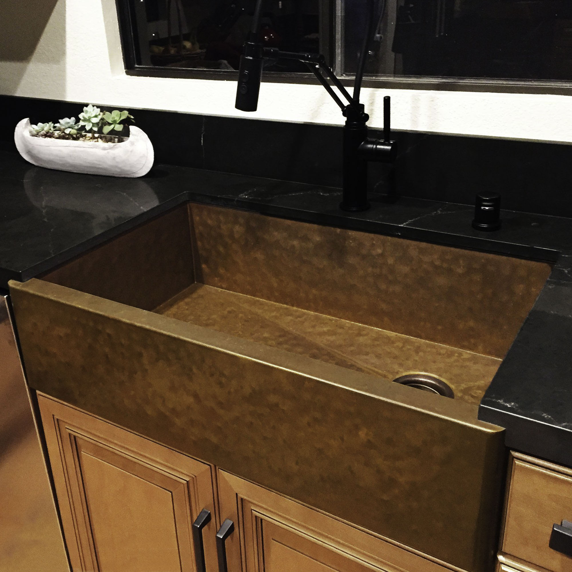 Heritage Farmhouse Sink - Hammered Copper