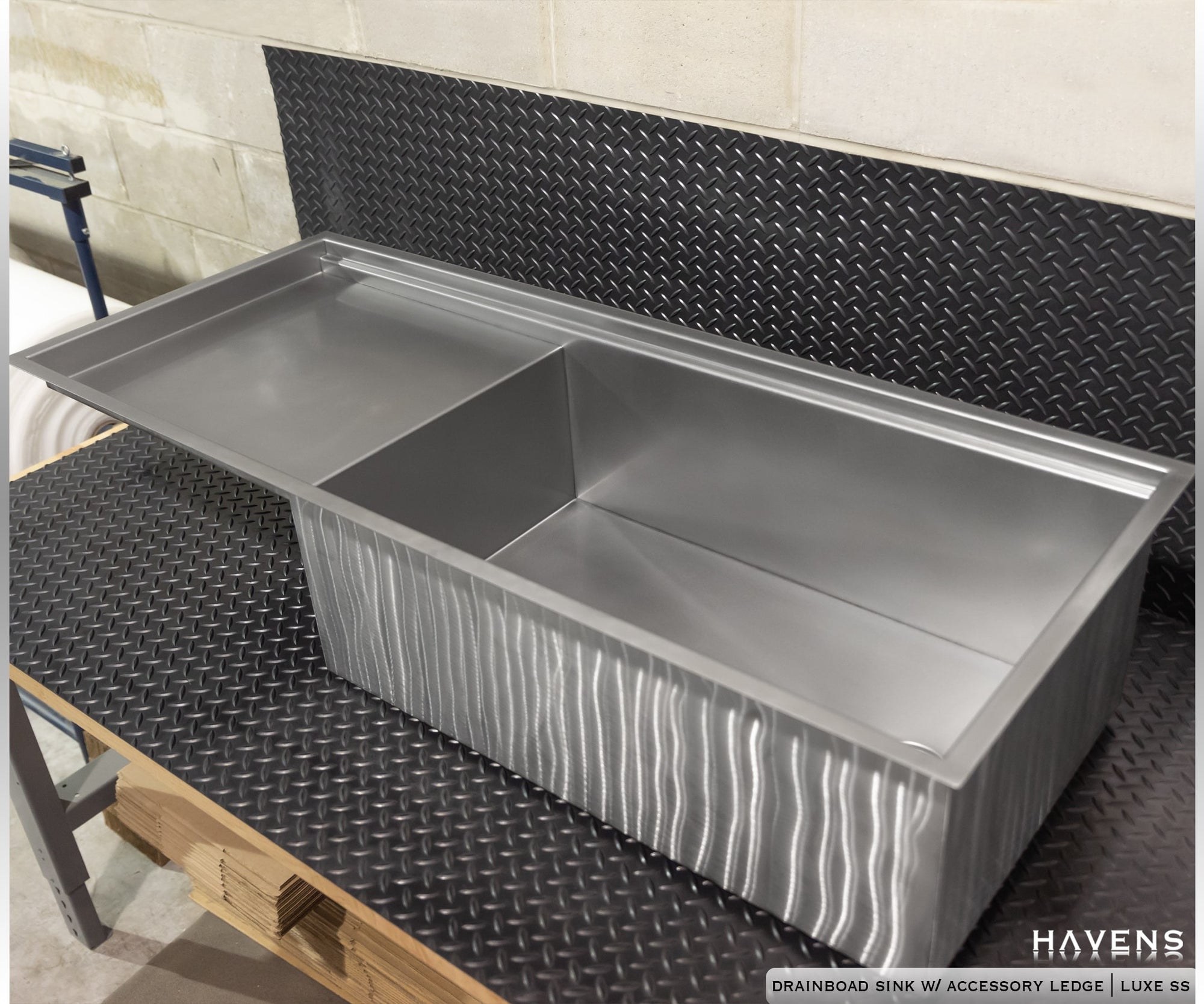https://havensmetal.com/cdn/shop/products/drainboard-with-ledge-luxe-ss-4-min_2000x1667.jpg?v=1700251036