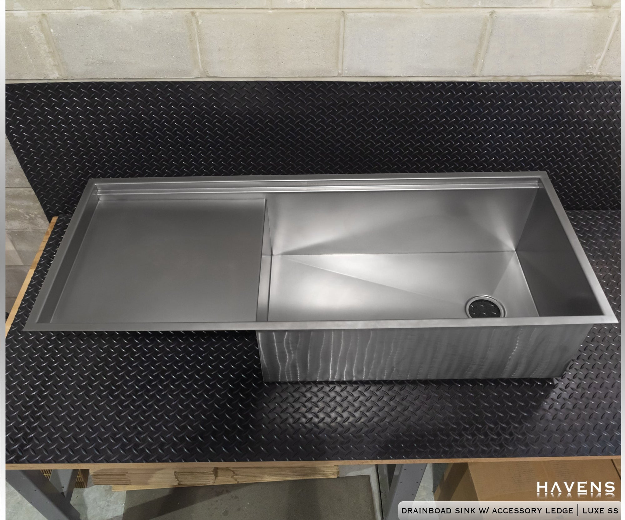 https://havensmetal.com/cdn/shop/products/drainboard-with-ledge-luxe-ss-min_2000x1667.jpg?v=1700251036